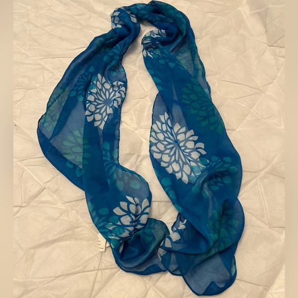 Scarf 🩵 💮🌷 - Picture 2 of 3